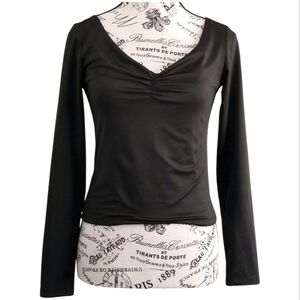Black Top With V Neck And Ruched